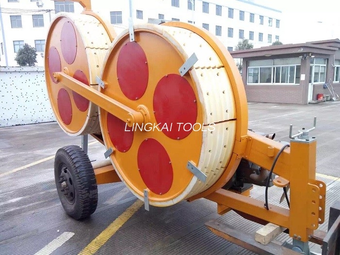 Ligne électrique de câbles métalliques ficelant l'équipement avec la roue de taureau en nylon de MC