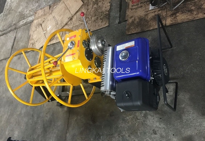 Fil de moteur diesel de 3 tonnes ficelant la machine, fil prennent le treuil avec le câble métallique